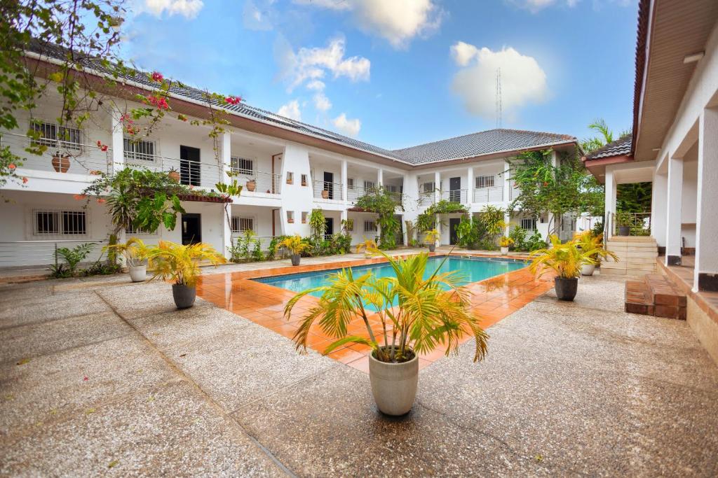 塔科拉迪Luxurious Estate的一个带游泳池的庭院