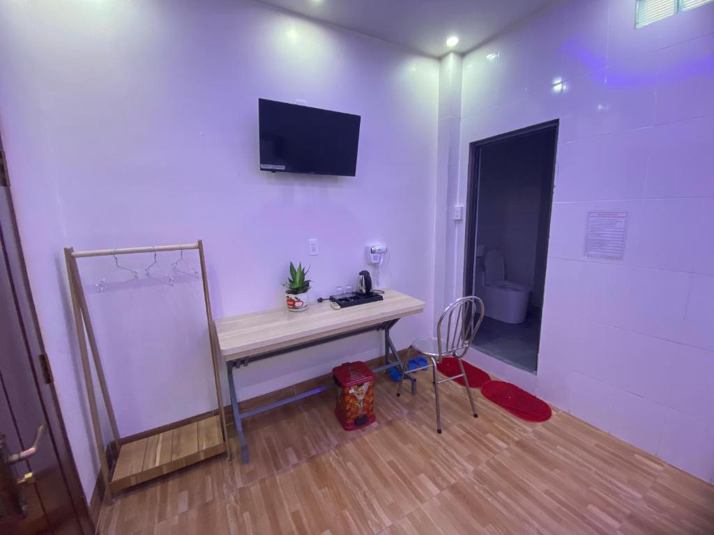 áº¤p VÄ©nh ÃÃ´ngTrung Hiếu的客房设有桌子、镜子和卫生间