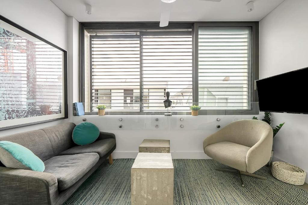 悉尼EIGHT TWO NINE TWO VI: BONDI BEACH的客厅配有沙发和椅子