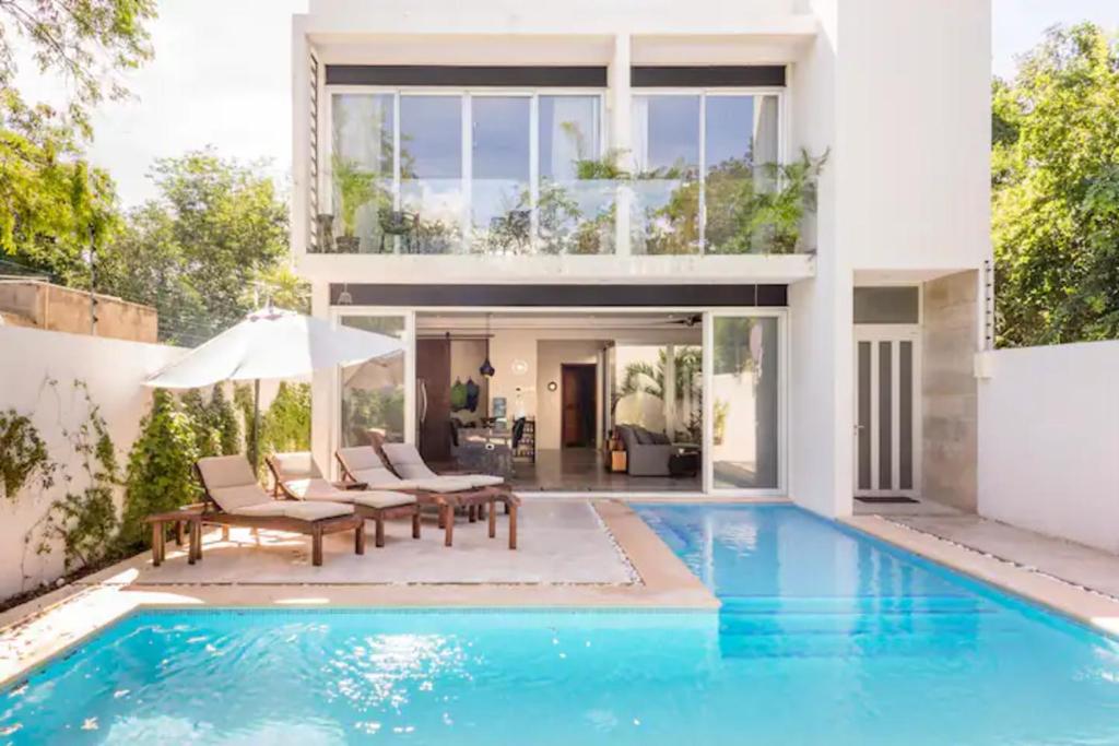 图卢姆Casa Cuatro Vientos的一座带游泳池和房子的别墅