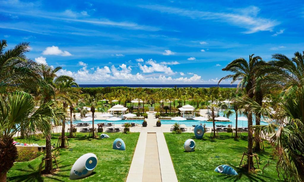 石垣岛全日空石垣岛洲际度假酒店的享有度假村游泳池的景致。