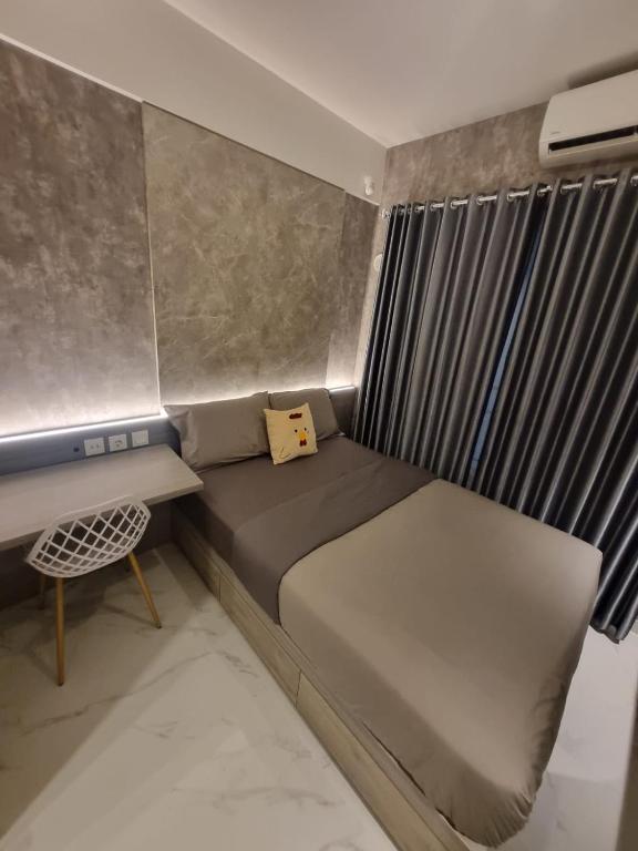 TjilandakMashley Room Prestige Apartment SKY HOUSE BSD的一间小卧室,配有一张床和一张书桌