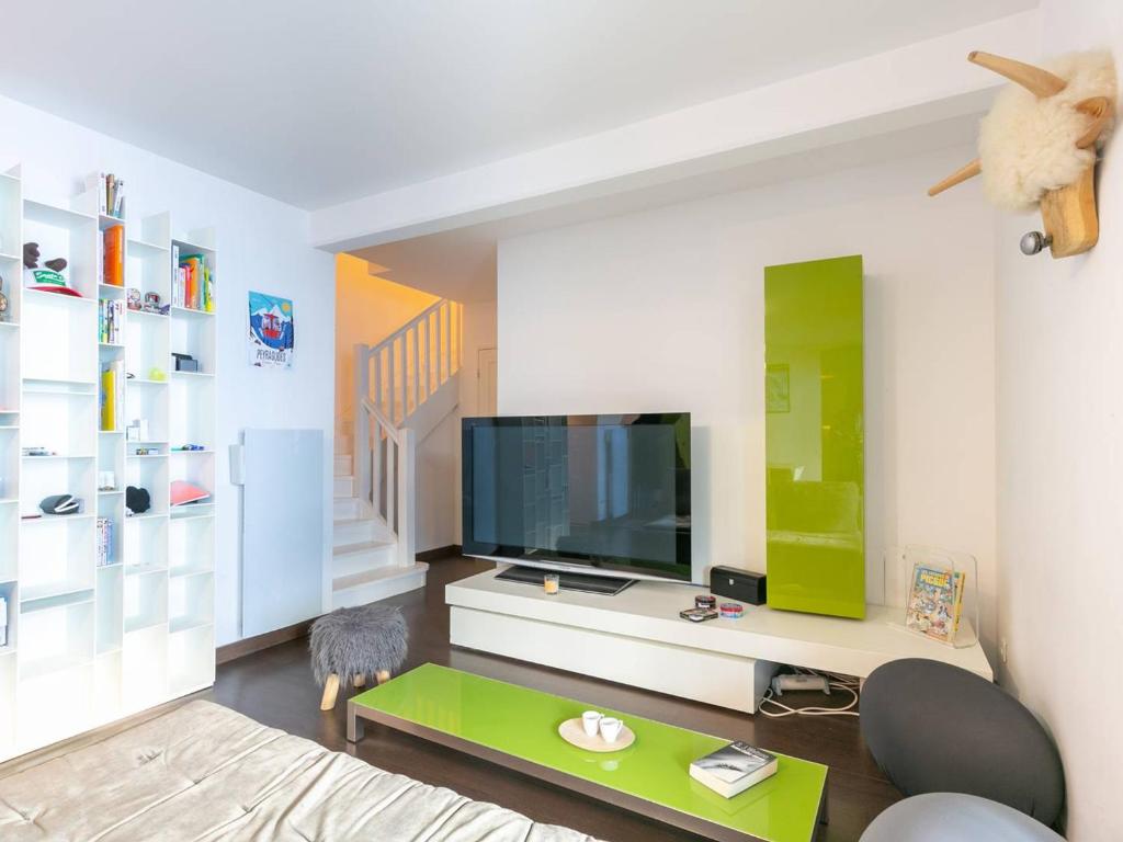 格尔姆Appartement Peyragudes, 5 pièces, 8 personnes - FR-1-695-45的客厅配有电视和绿茶茶几