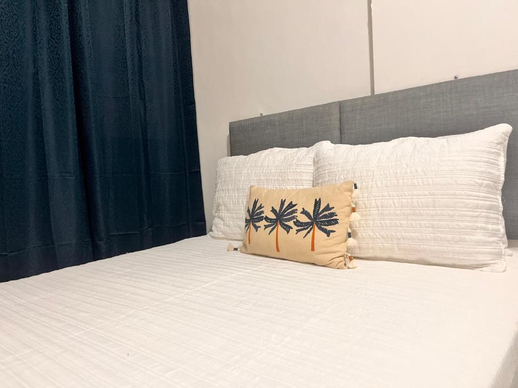 科马亚瓜Apartamentos Trebol的一间卧室配有一张带枕头的床