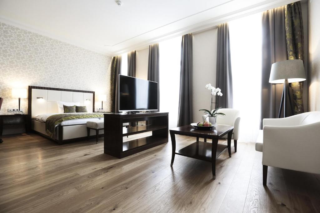 曼海姆克莱纳玫瑰园酒店的酒店客房设有床、电视和桌子。