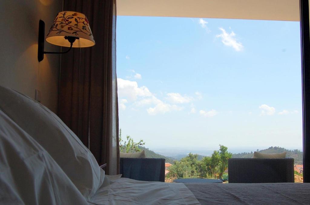 蒙希克文亚杜盖约农家乐的一间卧室设有一张床和一个大窗户