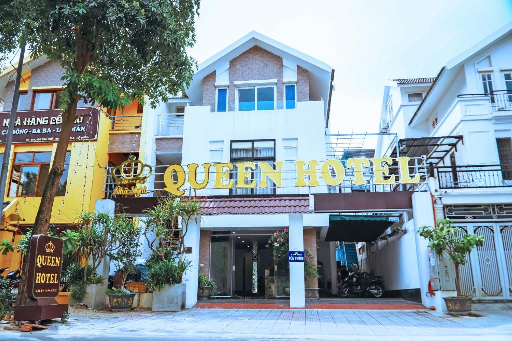 河内GRAD Queen Hotel 2 - Hà Đông的一座建筑,上面有读过皇后酒店的标志