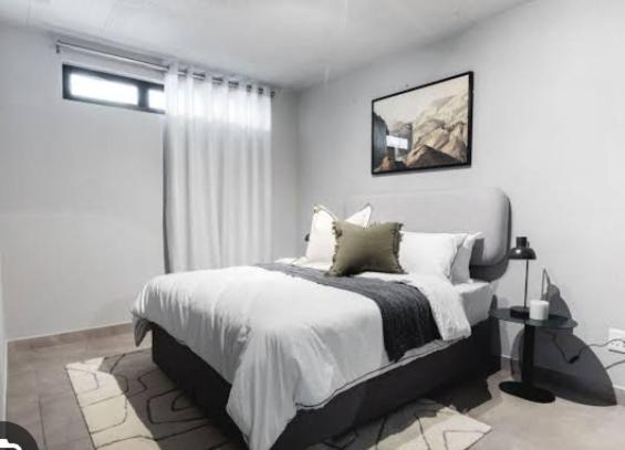 比勒陀利亚Circa unit 91的白色的卧室设有一张大床和一个窗户