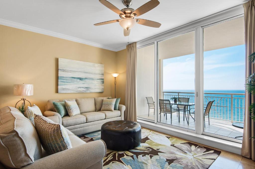 彭萨科拉Beach Front Luxury, Amazing Views,150 - 5 Stars, 19th Floor- Indigo Condo的带沙发的客厅,享有海景