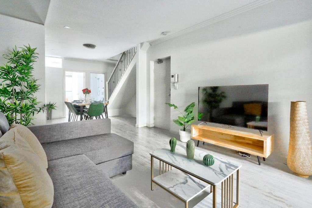 悉尼Superb 3 Bedroom Apartment Surry Hills的客厅配有沙发和桌子