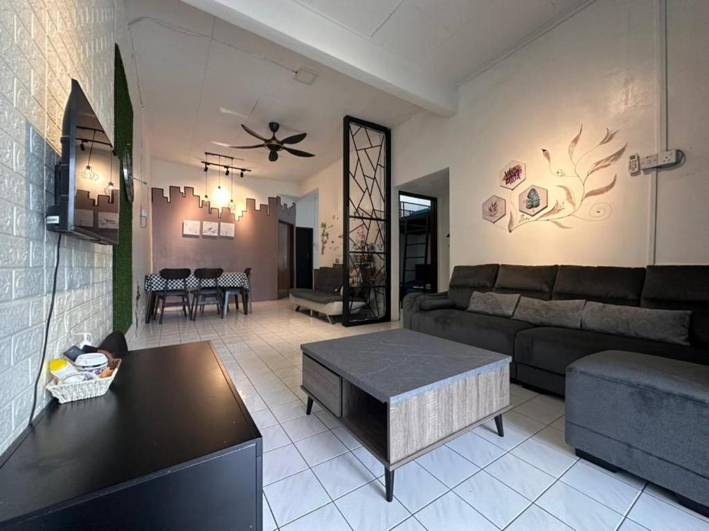 芙蓉STAY N REST SWEET HOME Duyung 207的客厅配有沙发和桌子