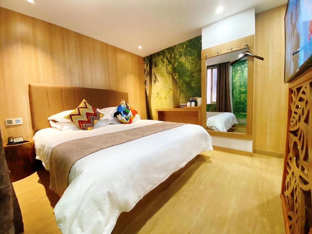 杭州鲜屋酒店(西湖庆春店)的酒店客房设有一张大床和一台电视。
