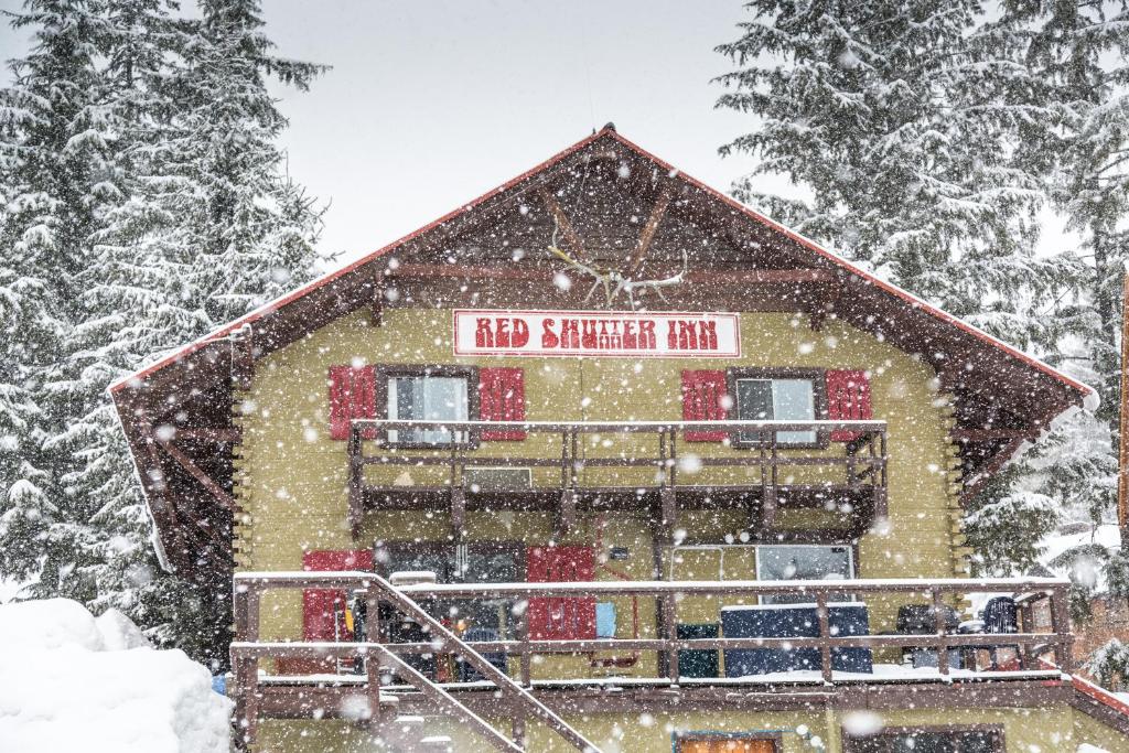 罗斯兰红快门旅馆的雪上标有标志的建筑