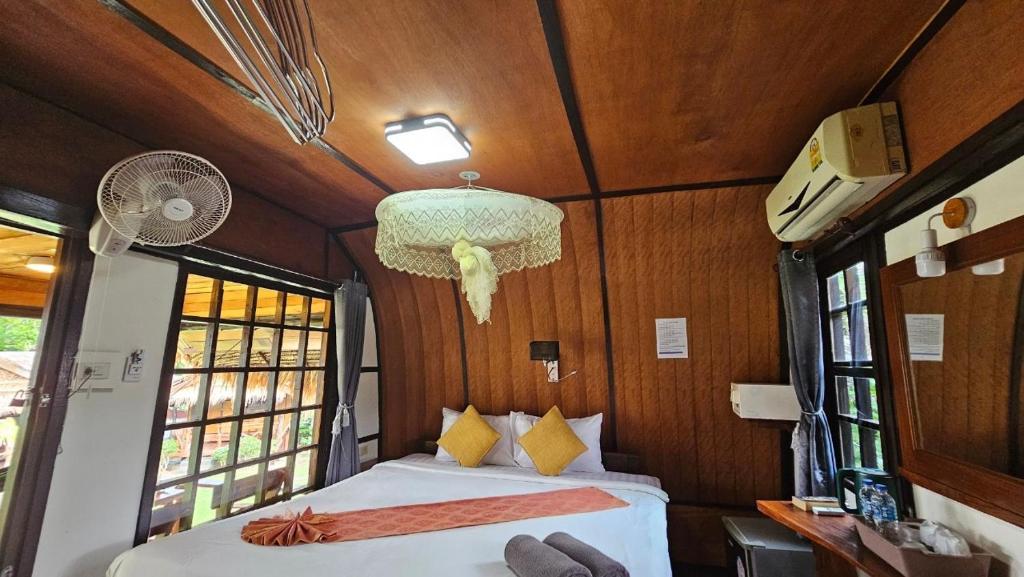 Phra Ae beachEden Lanta Bungalow的火车上的卧室,配有床和窗户