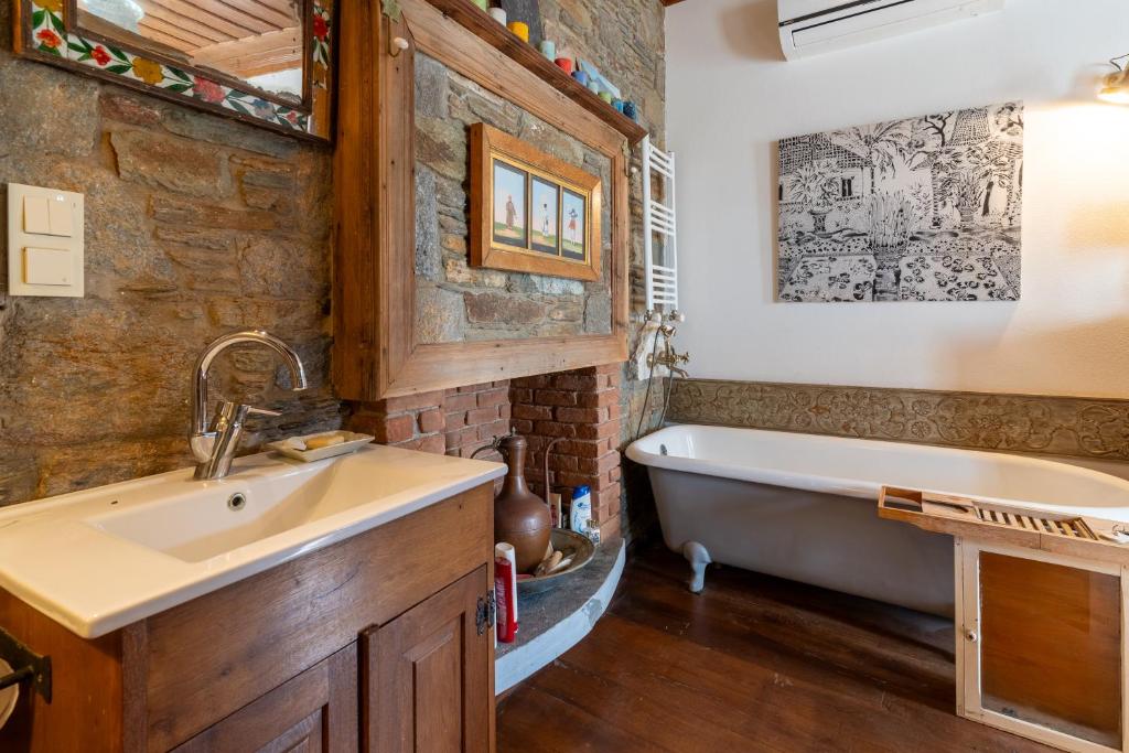 塞尔丘克Nikbin Yamaç Pansiyon的浴室配有盥洗盆和浴缸。