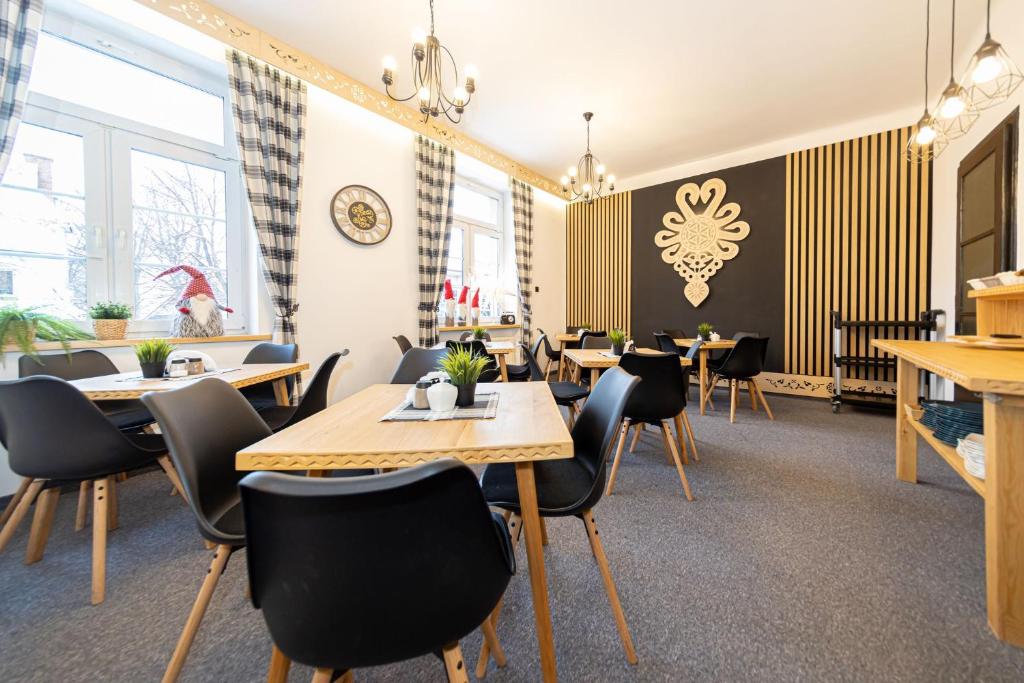 扎科帕内Pensjonat Janosik的用餐室设有桌椅和窗户。