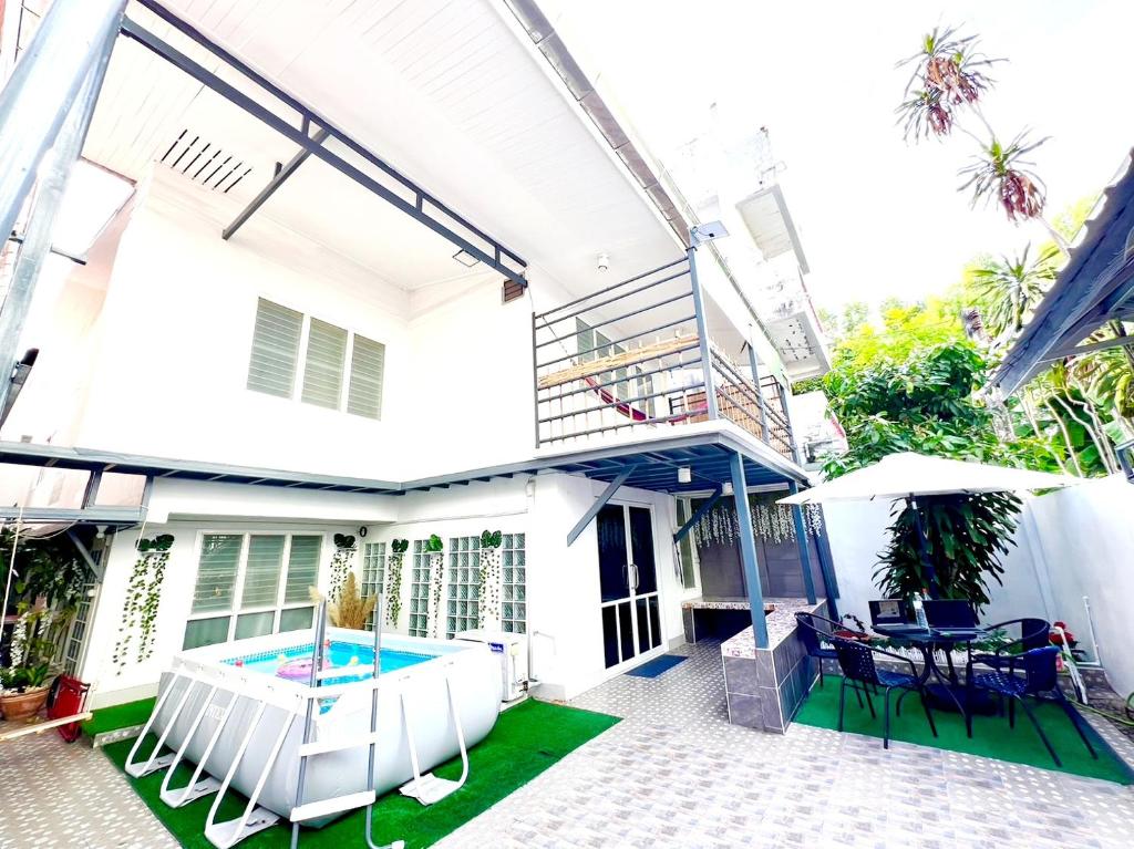 曼谷Getaway Villa Bangkok - 4 Bedroom,6 Beds and 5 Bathroom的一座带游泳池和庭院的房子