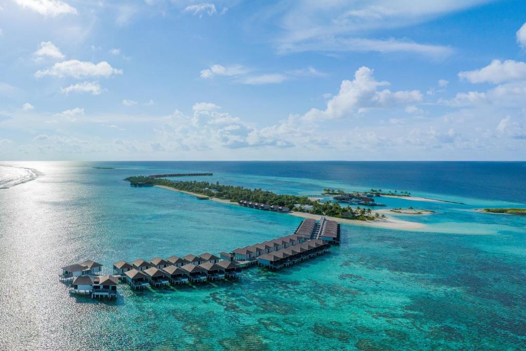 拉薇亚妮环礁Le Méridien Maldives Resort & Spa的海洋岛屿的空中景观