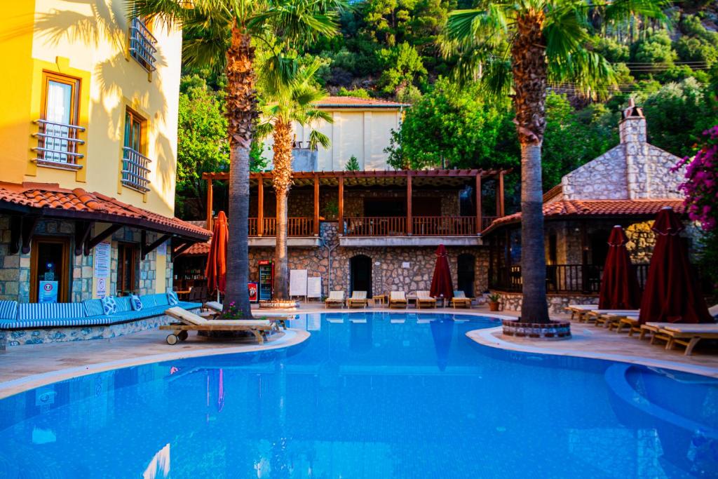 图兰克多里斯公寓的一座棕榈树大型游泳池和一座建筑