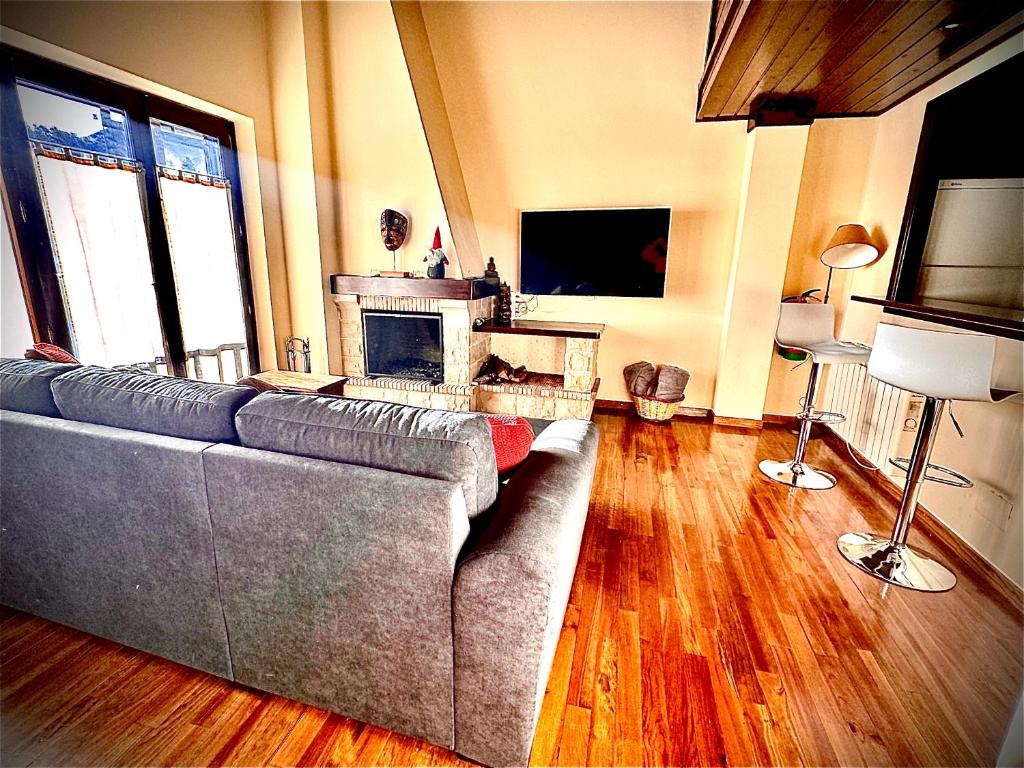 拉莫利纳Ático duplex a pie de pistas de esquí的带沙发和壁炉的客厅