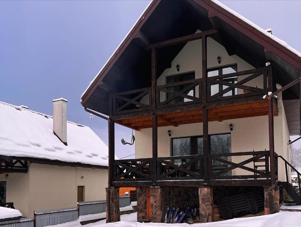 斯基希德尼萨Belvedere-Karpaty的屋顶雪地滑雪小屋