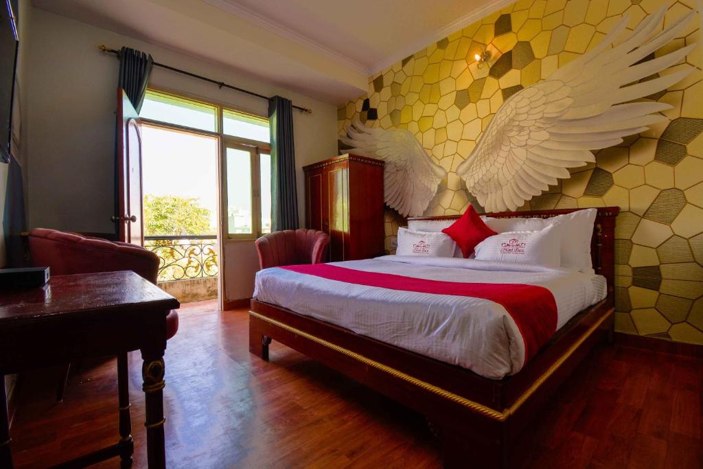 斋浦尔Hotel Parv的卧室配有一张带壁翼的床