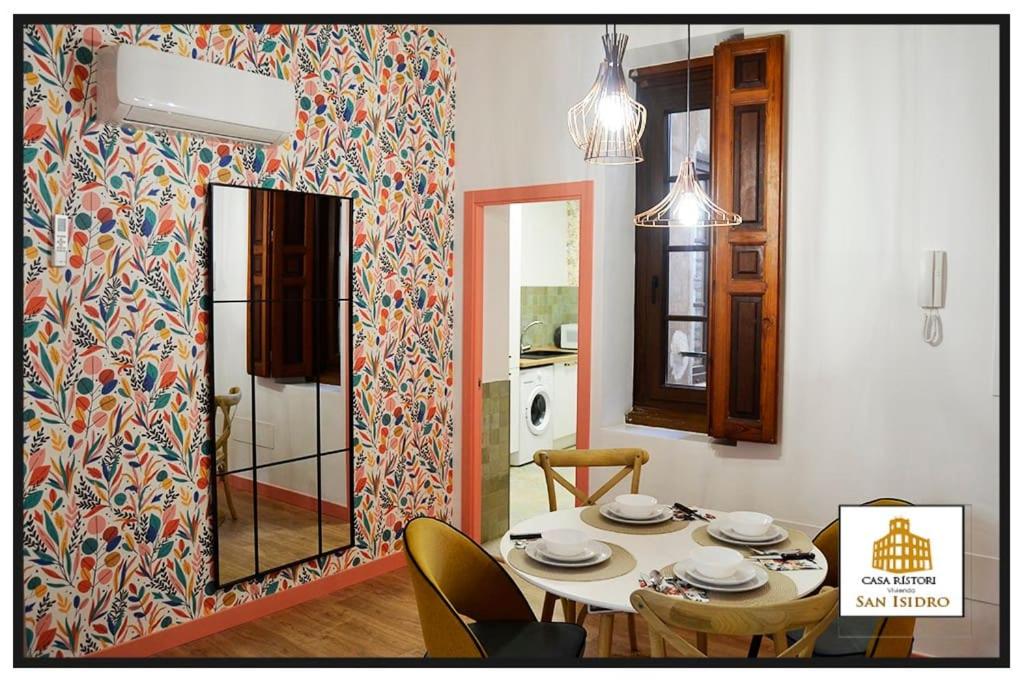 曼萨纳雷斯Casa Rístori San Isidro的一间带桌子和镜子的用餐室
