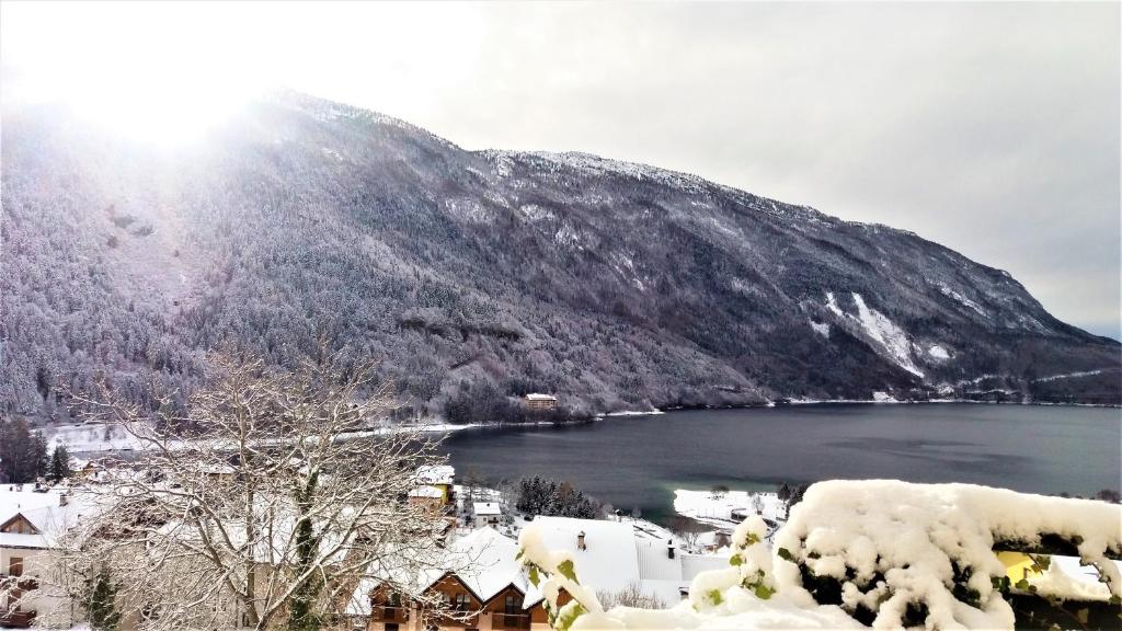 莫尔韦诺Pra de Dort Casa Vacanze的享有高山上白雪 ⁇ 的湖泊美景