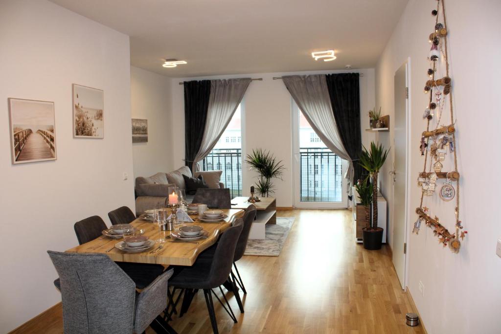 莱比锡Zentrum Residenz - Wohnen auf höchstem Niveau的客厅配有餐桌和沙发