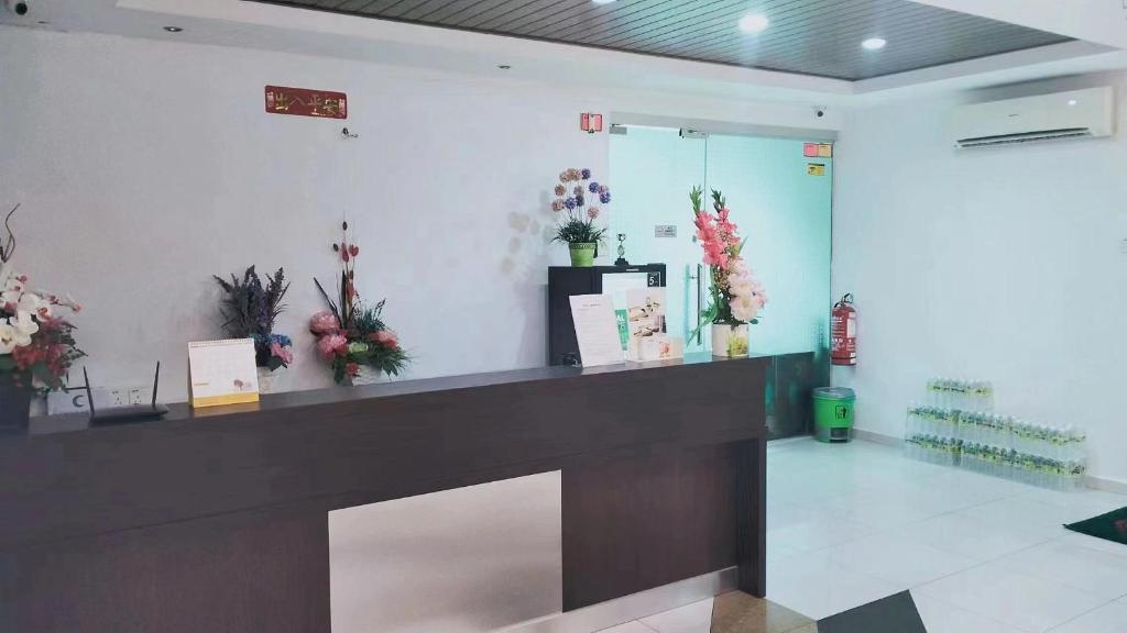 阿罗士打FLG Motel的花店,墙上有花台