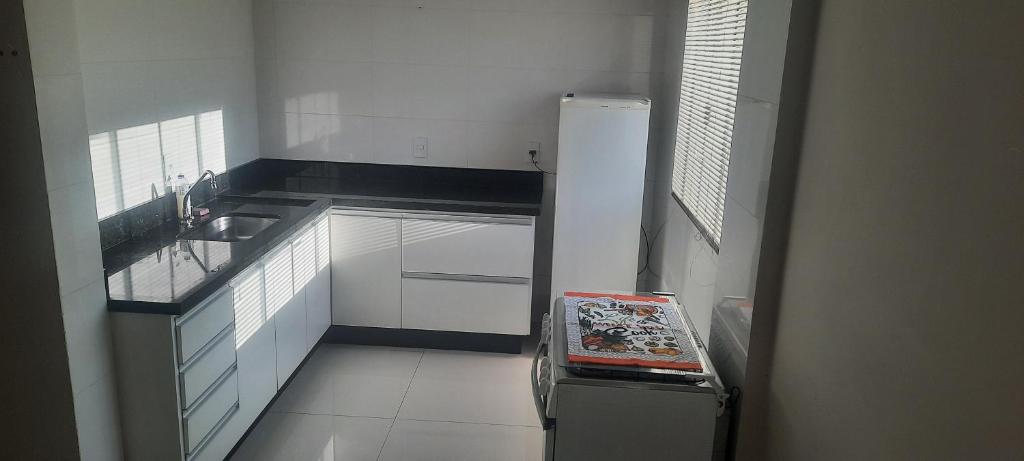 卡斯卡韦尔VS HOSPEDAGEM的一间带水槽和冰箱的小厨房