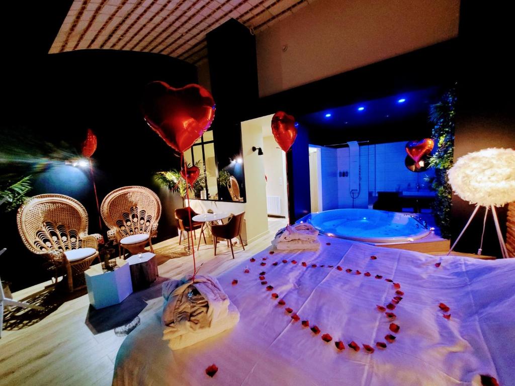 亚眠La Parenthèse Envoutée的一间卧室配有一张红色心球大床