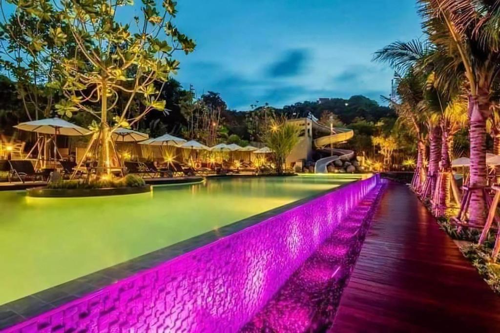 南芭堤雅unixx seaview的紫色灯的度假村游泳池