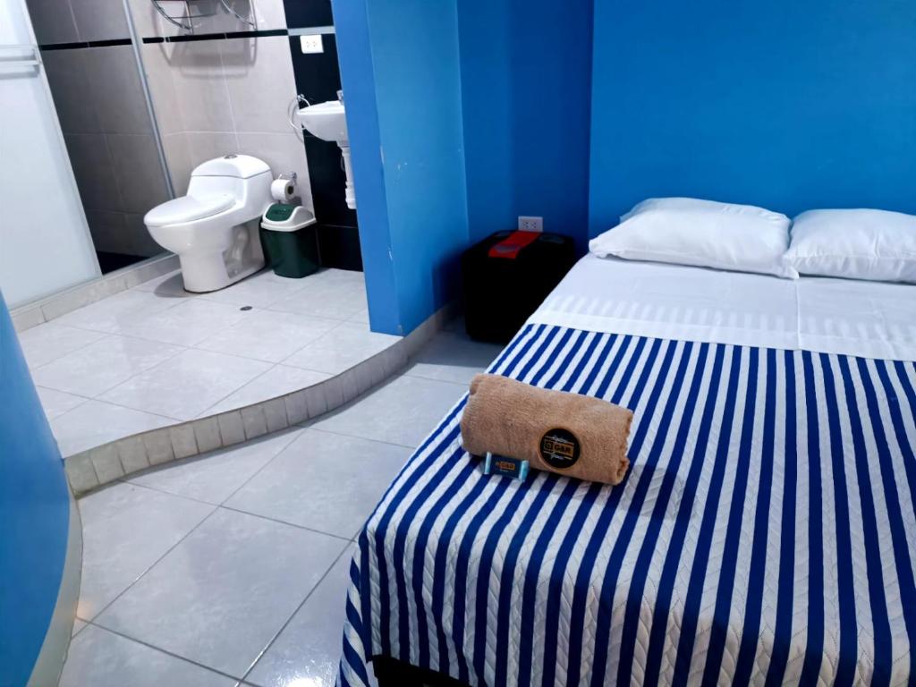 齐克拉约CASA COMPARTIDA的蓝色的房间,床上装有钱包