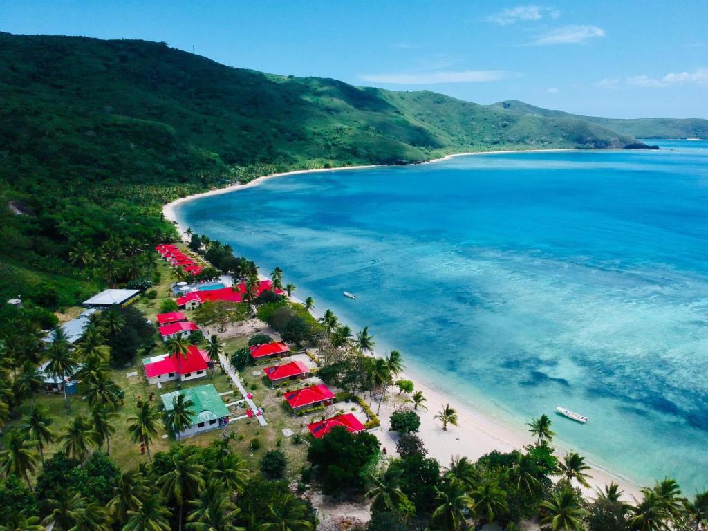 Naviti IslandKorovou Eco Lodge的享有海滩的空中景致,设有帐篷和海洋