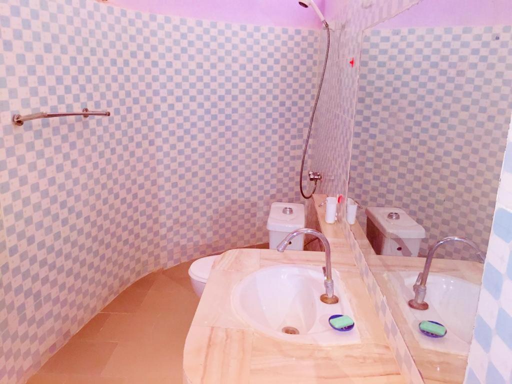 尼亚加托尔比酒店的一间带水槽和卫生间的浴室