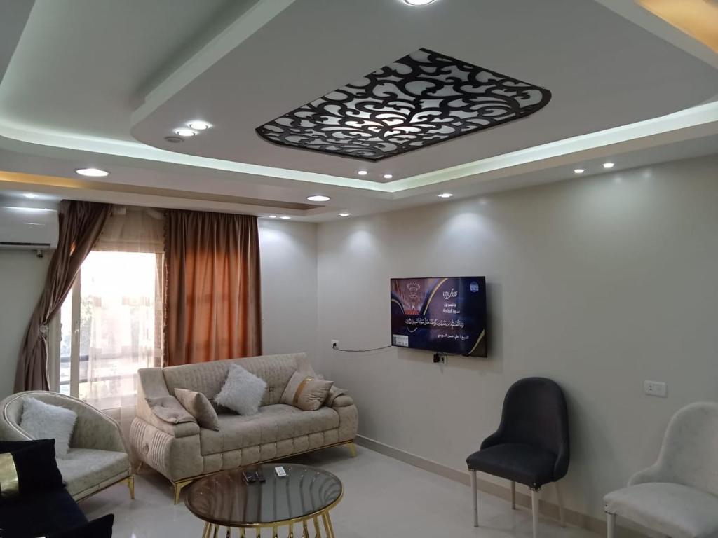 开罗The perfect stay in Cairo al muhandesin Nile luxury apartment的带沙发和电视的客厅