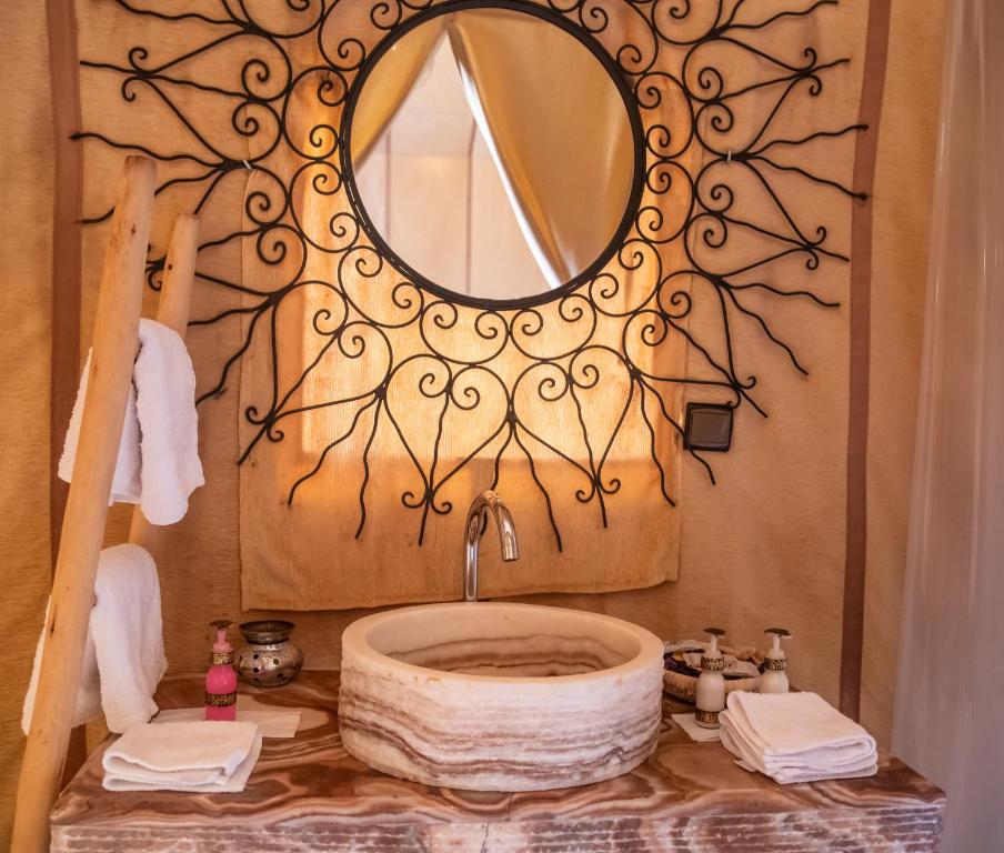 梅尔祖卡Dihya desert camp的一间带大镜子和盥洗盆的浴室