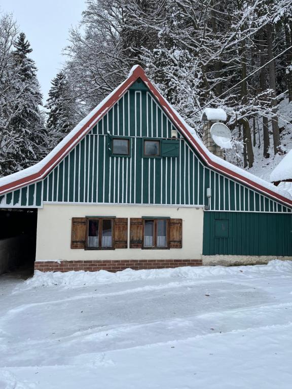 维特科维采Chaloupka u Káji的雪中绿色的白色房子