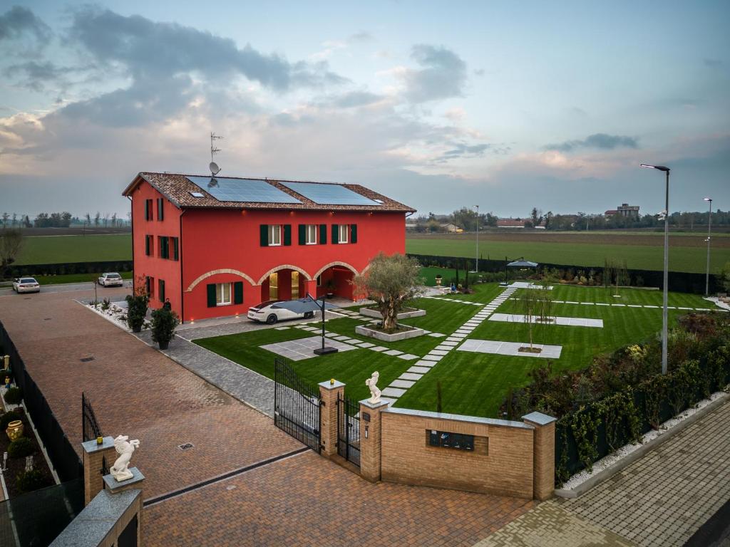 福尔米吉内Borgo degli Ulivi的前面有花园的红色建筑