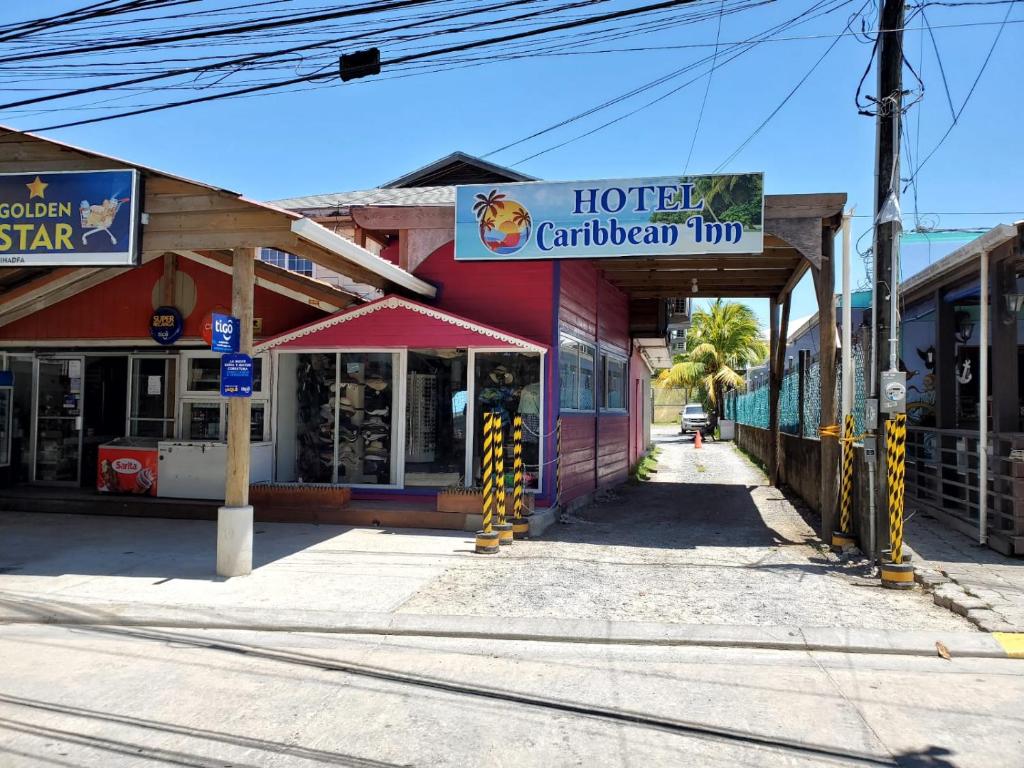 西区Hotel Caribbean Inn的一条空的街道,有酒店的加勒比轮廓标志