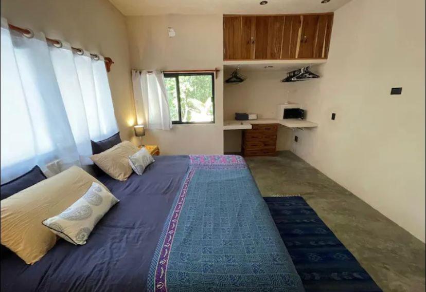艾库玛尔Keiki House的一间卧室,卧室内配有一张大床