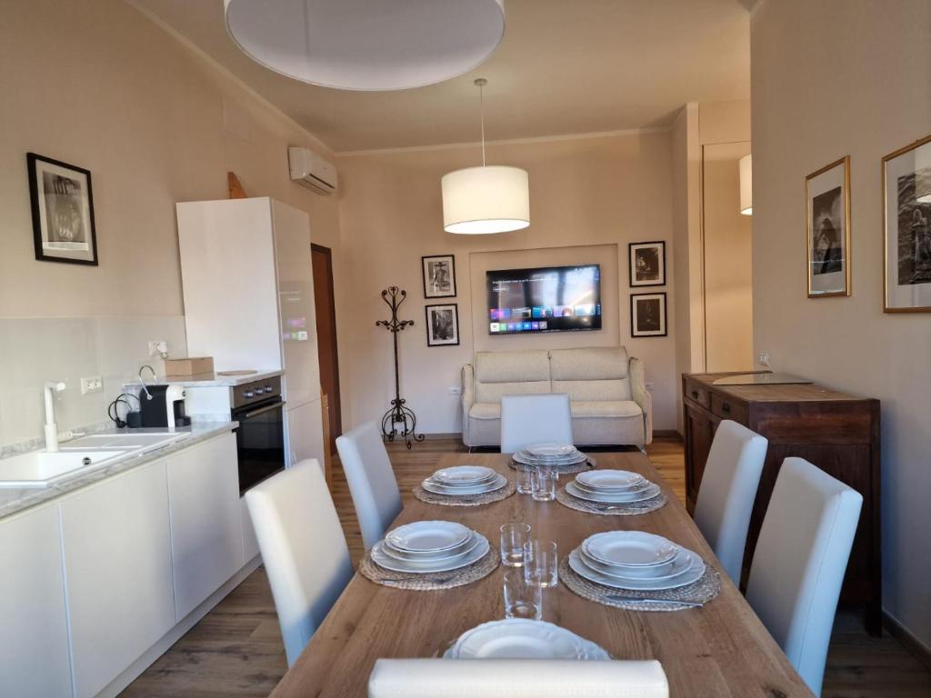 奥里斯塔诺Guest House Canalis 17的厨房以及带桌椅的用餐室。