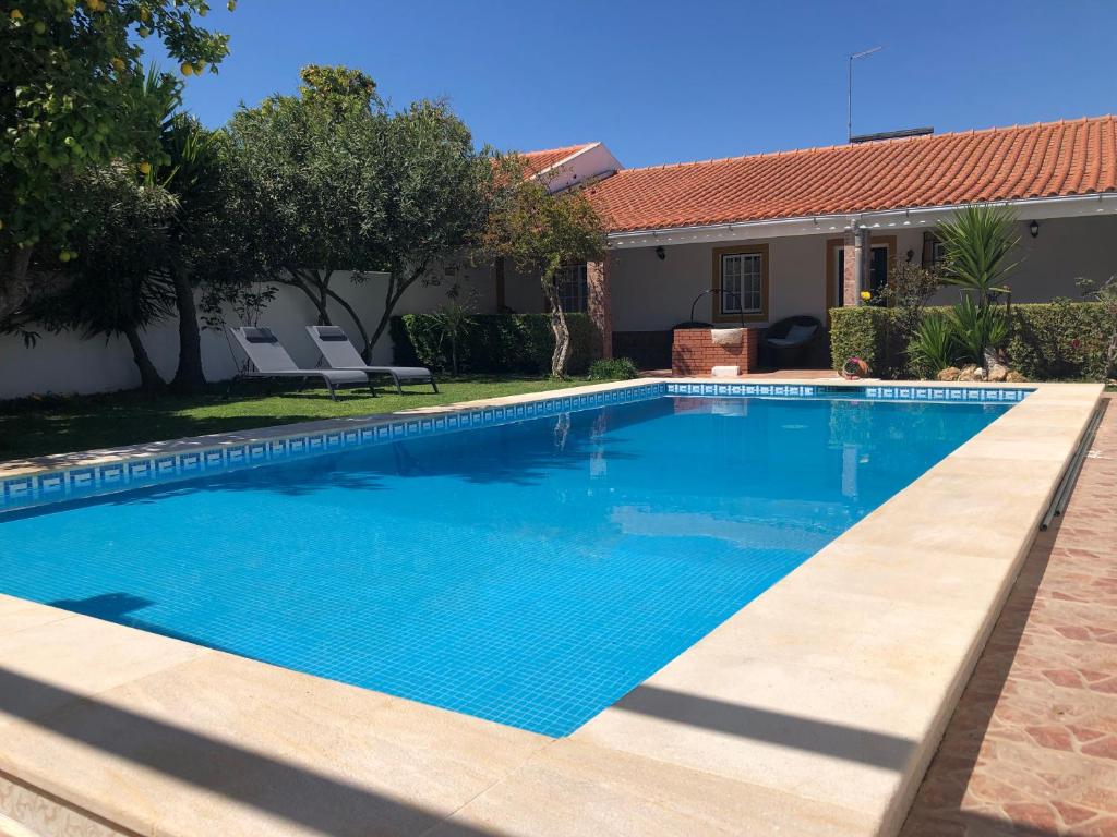 Casa BrancaCasa d'Aldeia的房屋前的游泳池