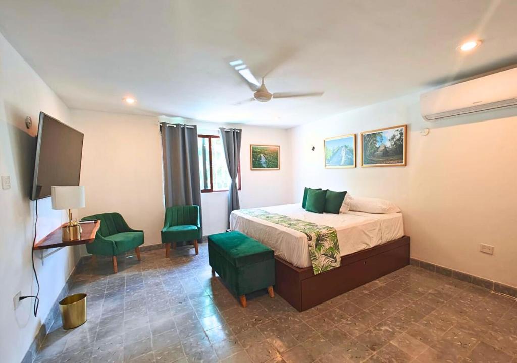 PetkanchéCasa Ekinox的一间卧室配有一张床和两张绿色椅子