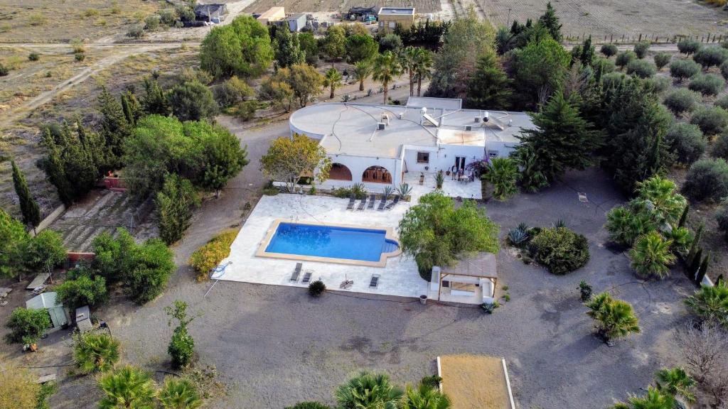 塔韦尔纳斯Cortijo Oro Verde B&B的享有带游泳池的房屋的空中景致
