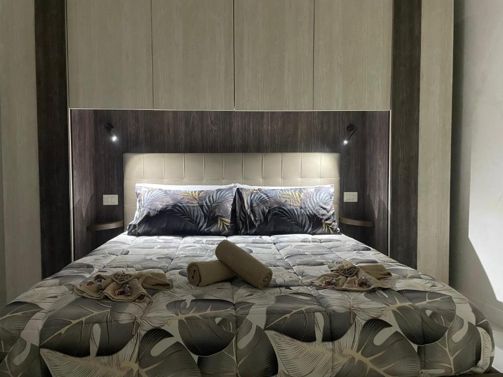 波蒂奇Casa Vacanze Riccardi的一间卧室配有一张大床和木制床头板