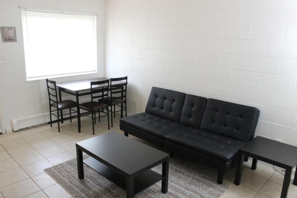 代顿Relaxing 1-Bedroom Apartment In Dayton的客厅配有黑色沙发和桌子