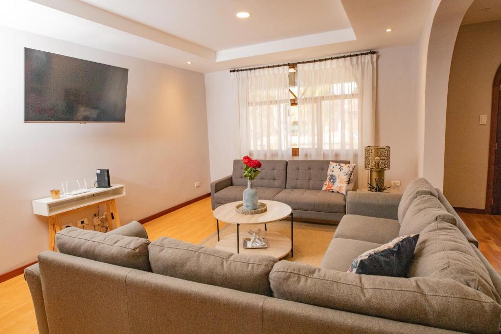 昆卡Santa Lucia Suites - Barranco的客厅配有沙发和桌子