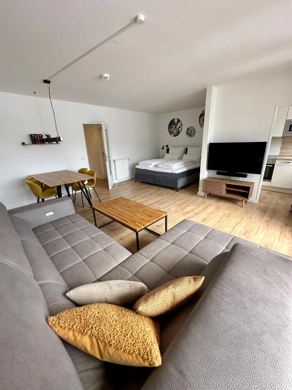 巴特萨克萨Ferienwohnung Bad Sachsa Harz II的客厅配有大床和沙发